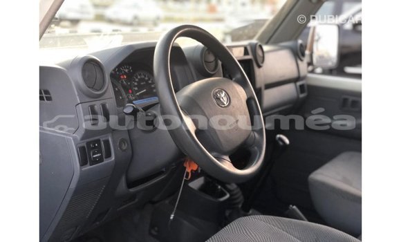 Buy Import Toyota Land Cruiser White Car in Import - Dubai in Iles Buy Import Toyota Land Cruiser White Car in Import - Dubai in Iles