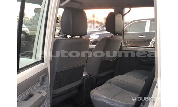 Buy Import Toyota Land Cruiser White Car in Import - Dubai in Iles Buy Import Toyota Land Cruiser White Car in Import - Dubai in Iles