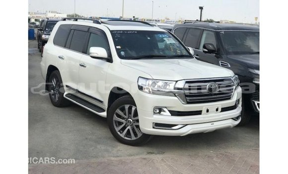 Acheter Import Voiture Toyota Land Cruiser Blanc à Import - Dubai, Iles Acheter Import Voiture Toyota Land Cruiser Blanc à Import - Dubai, Iles