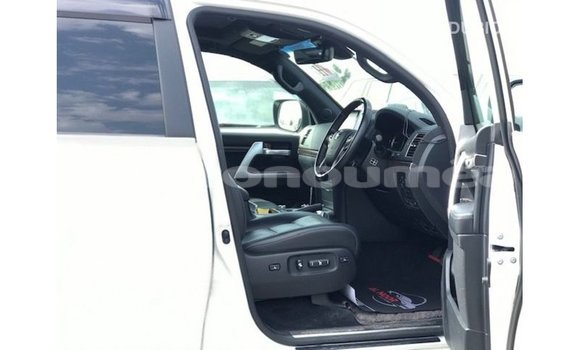 Acheter Import Voiture Toyota Land Cruiser Blanc à Import - Dubai, Iles Acheter Import Voiture Toyota Land Cruiser Blanc à Import - Dubai, Iles