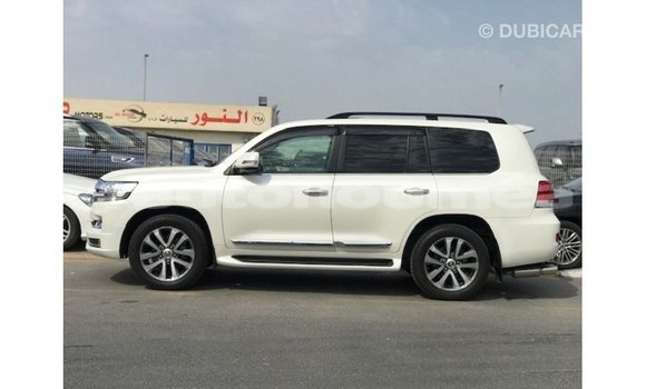 Acheter Import Voiture Toyota Land Cruiser Blanc à Import - Dubai, Iles Acheter Import Voiture Toyota Land Cruiser Blanc à Import - Dubai, Iles