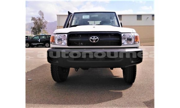 Buy Import Toyota Land Cruiser White Car in Import - Dubai in Iles Buy Import Toyota Land Cruiser White Car in Import - Dubai in Iles