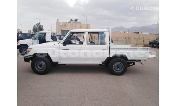Buy Import Toyota Land Cruiser White Car in Import - Dubai in Iles Buy Import Toyota Land Cruiser White Car in Import - Dubai in Iles