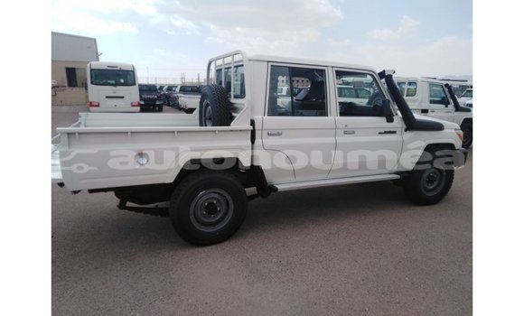 Buy Import Toyota Land Cruiser White Car in Import - Dubai in Iles Buy Import Toyota Land Cruiser White Car in Import - Dubai in Iles