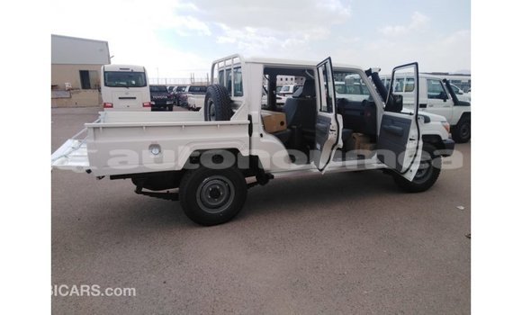 Buy Import Toyota Land Cruiser White Car in Import - Dubai in Iles Buy Import Toyota Land Cruiser White Car in Import - Dubai in Iles