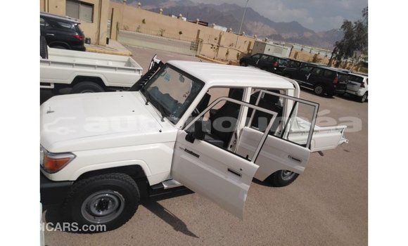 Buy Import Toyota Land Cruiser White Car in Import - Dubai in Iles Buy Import Toyota Land Cruiser White Car in Import - Dubai in Iles