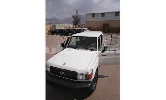 Buy Import Toyota Land Cruiser White Car in Import - Dubai in Iles Buy Import Toyota Land Cruiser White Car in Import - Dubai in Iles