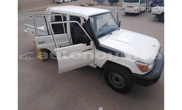 Buy Import Toyota Land Cruiser White Car in Import - Dubai in Iles Buy Import Toyota Land Cruiser White Car in Import - Dubai in Iles