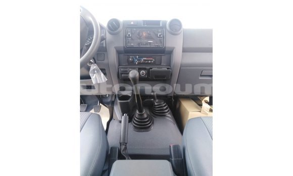 Buy Import Toyota Land Cruiser White Car in Import - Dubai in Iles Buy Import Toyota Land Cruiser White Car in Import - Dubai in Iles