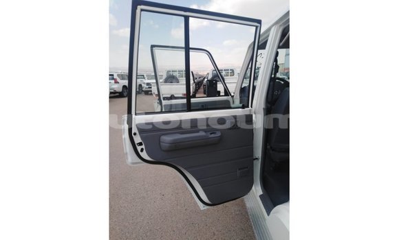 Buy Import Toyota Land Cruiser White Car in Import - Dubai in Iles Buy Import Toyota Land Cruiser White Car in Import - Dubai in Iles
