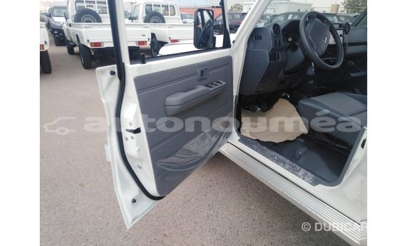 Buy Import Toyota Land Cruiser White Car in Import - Dubai in Iles Buy Import Toyota Land Cruiser White Car in Import - Dubai in Iles