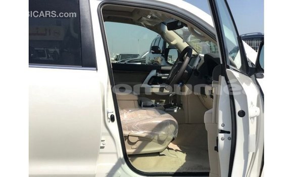 Acheter Import Voiture Toyota Land Cruiser Blanc à Import - Dubai, Iles Acheter Import Voiture Toyota Land Cruiser Blanc à Import - Dubai, Iles