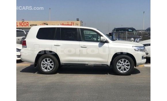 Acheter Import Voiture Toyota Land Cruiser Blanc à Import - Dubai, Iles Acheter Import Voiture Toyota Land Cruiser Blanc à Import - Dubai, Iles