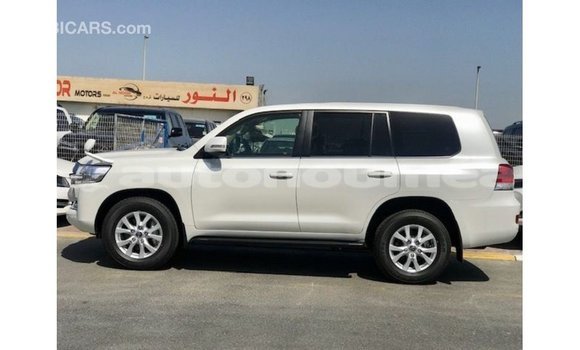 Acheter Import Voiture Toyota Land Cruiser Blanc à Import - Dubai, Iles Acheter Import Voiture Toyota Land Cruiser Blanc à Import - Dubai, Iles