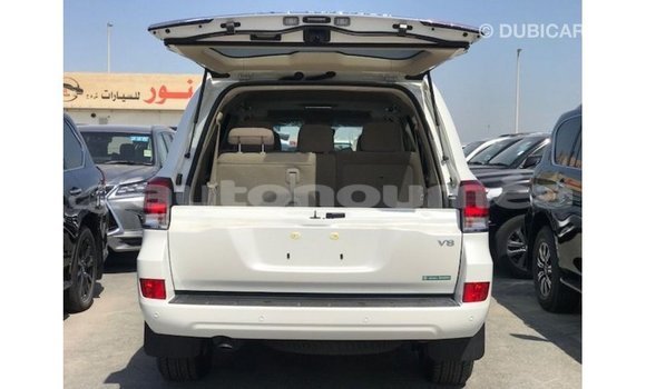 Acheter Import Voiture Toyota Land Cruiser Blanc à Import - Dubai, Iles Acheter Import Voiture Toyota Land Cruiser Blanc à Import - Dubai, Iles