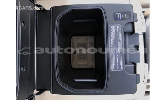 Acheter Import Voiture Toyota Land Cruiser Blanc à Import - Dubai, Iles Acheter Import Voiture Toyota Land Cruiser Blanc à Import - Dubai, Iles