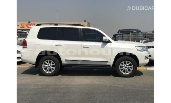 Acheter Import Voiture Toyota Land Cruiser Blanc à Import - Dubai, Iles Acheter Import Voiture Toyota Land Cruiser Blanc à Import - Dubai, Iles