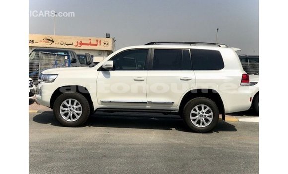 Acheter Import Voiture Toyota Land Cruiser Blanc à Import - Dubai, Iles Acheter Import Voiture Toyota Land Cruiser Blanc à Import - Dubai, Iles