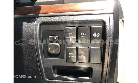 Acheter Import Voiture Toyota Land Cruiser Blanc à Import - Dubai, Iles Acheter Import Voiture Toyota Land Cruiser Blanc à Import - Dubai, Iles