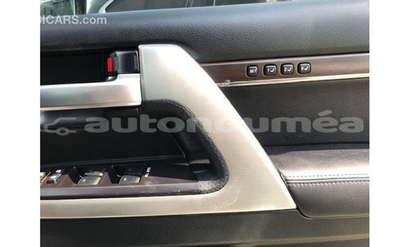 Acheter Import Voiture Toyota Land Cruiser Blanc à Import - Dubai, Iles Acheter Import Voiture Toyota Land Cruiser Blanc à Import - Dubai, Iles