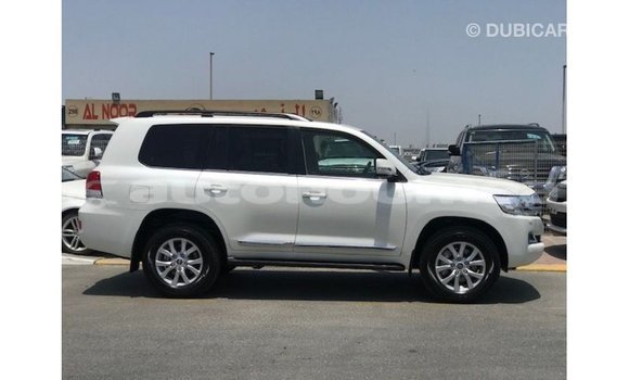 Acheter Import Voiture Toyota Land Cruiser Blanc à Import - Dubai, Iles Acheter Import Voiture Toyota Land Cruiser Blanc à Import - Dubai, Iles