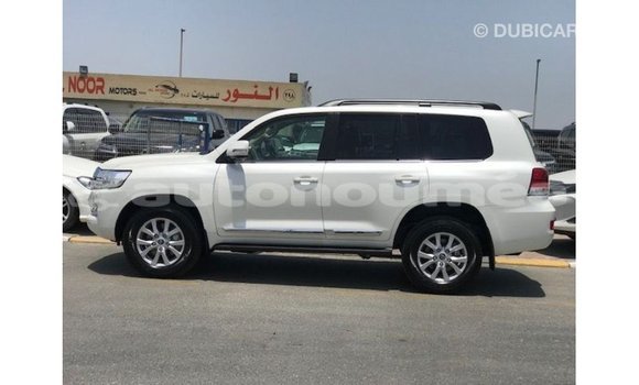 Acheter Import Voiture Toyota Land Cruiser Blanc à Import - Dubai, Iles Acheter Import Voiture Toyota Land Cruiser Blanc à Import - Dubai, Iles