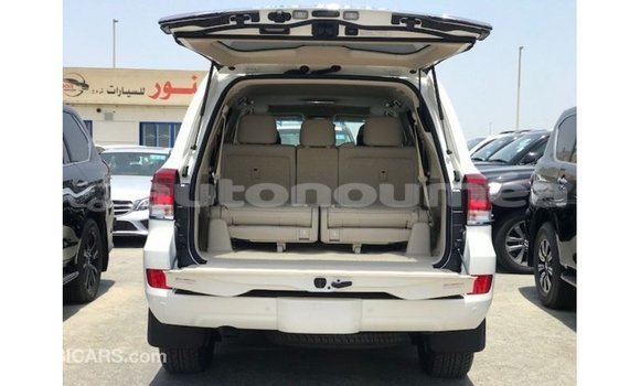 Acheter Import Voiture Toyota Land Cruiser Blanc à Import - Dubai, Iles Acheter Import Voiture Toyota Land Cruiser Blanc à Import - Dubai, Iles