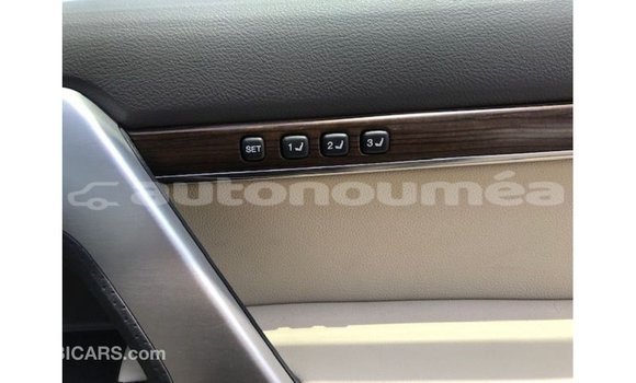 Acheter Import Voiture Toyota Land Cruiser Blanc à Import - Dubai, Iles Acheter Import Voiture Toyota Land Cruiser Blanc à Import - Dubai, Iles