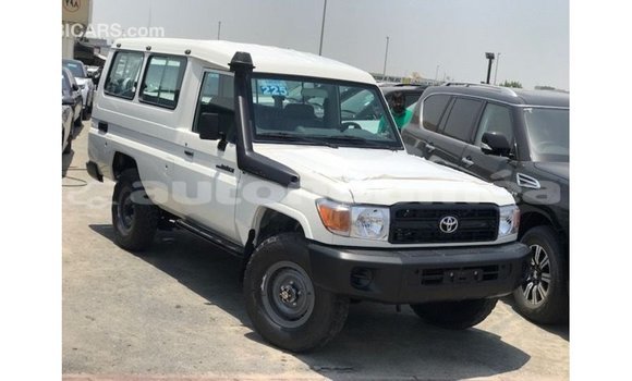Acheter Import Voiture Toyota Land Cruiser Blanc à Import - Dubai, Iles Acheter Import Voiture Toyota Land Cruiser Blanc à Import - Dubai, Iles