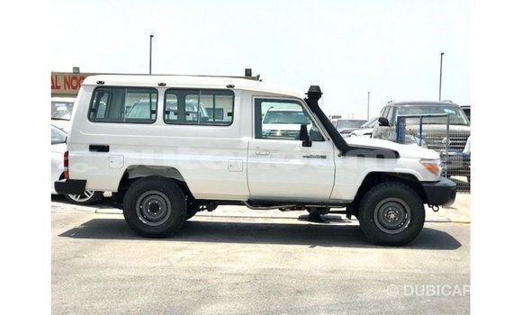 Acheter Import Voiture Toyota Land Cruiser Blanc à Import - Dubai, Iles Acheter Import Voiture Toyota Land Cruiser Blanc à Import - Dubai, Iles