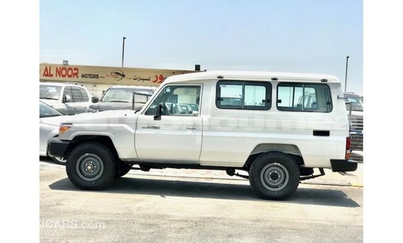 Acheter Import Voiture Toyota Land Cruiser Blanc à Import - Dubai, Iles Acheter Import Voiture Toyota Land Cruiser Blanc à Import - Dubai, Iles