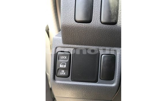 Acheter Import Voiture Toyota Land Cruiser Blanc à Import - Dubai, Iles Acheter Import Voiture Toyota Land Cruiser Blanc à Import - Dubai, Iles