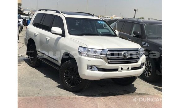 Acheter Import Voiture Toyota Land Cruiser Blanc à Import - Dubai, Iles Acheter Import Voiture Toyota Land Cruiser Blanc à Import - Dubai, Iles
