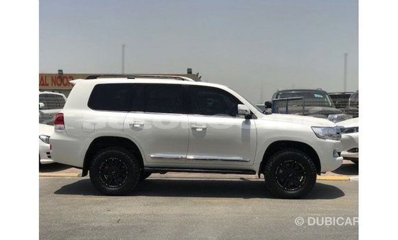 Acheter Import Voiture Toyota Land Cruiser Blanc à Import - Dubai, Iles Acheter Import Voiture Toyota Land Cruiser Blanc à Import - Dubai, Iles
