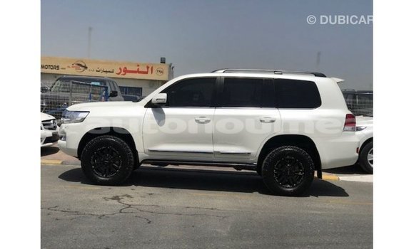 Acheter Import Voiture Toyota Land Cruiser Blanc à Import - Dubai, Iles Acheter Import Voiture Toyota Land Cruiser Blanc à Import - Dubai, Iles