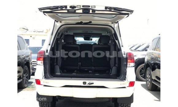 Acheter Import Voiture Toyota Land Cruiser Blanc à Import - Dubai, Iles Acheter Import Voiture Toyota Land Cruiser Blanc à Import - Dubai, Iles