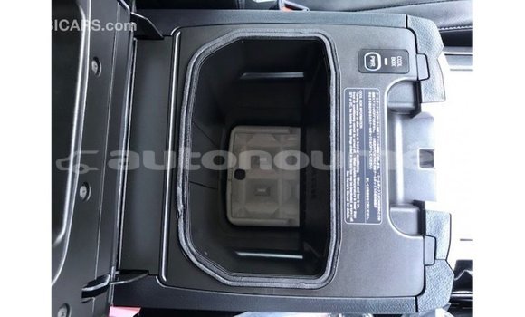 Acheter Import Voiture Toyota Land Cruiser Blanc à Import - Dubai, Iles Acheter Import Voiture Toyota Land Cruiser Blanc à Import - Dubai, Iles