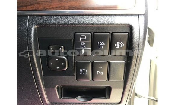 Acheter Import Voiture Toyota Land Cruiser Blanc à Import - Dubai, Iles Acheter Import Voiture Toyota Land Cruiser Blanc à Import - Dubai, Iles