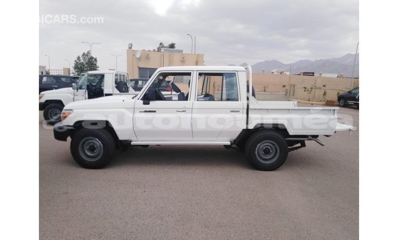 Acheter Import Voiture Toyota Land Cruiser Blanc à Import - Dubai, Iles Acheter Import Voiture Toyota Land Cruiser Blanc à Import - Dubai, Iles