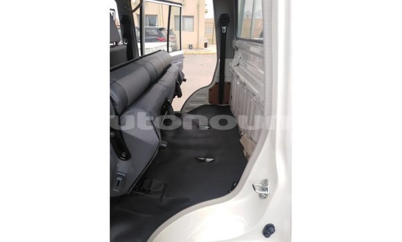Acheter Import Voiture Toyota Land Cruiser Blanc à Import - Dubai, Iles Acheter Import Voiture Toyota Land Cruiser Blanc à Import - Dubai, Iles