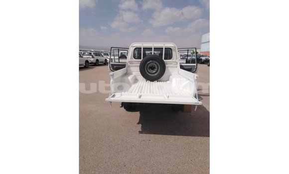 Acheter Import Voiture Toyota Land Cruiser Blanc à Import - Dubai, Iles Acheter Import Voiture Toyota Land Cruiser Blanc à Import - Dubai, Iles