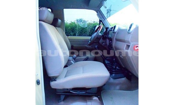 Buy Import Toyota Land Cruiser Beige Car in Import - Dubai in Iles Buy Import Toyota Land Cruiser Beige Car in Import - Dubai in Iles