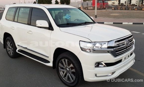 Acheter Import Voiture Toyota Land Cruiser Blanc à Import - Dubai, Iles Acheter Import Voiture Toyota Land Cruiser Blanc à Import - Dubai, Iles