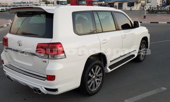 Acheter Import Voiture Toyota Land Cruiser Blanc à Import - Dubai, Iles Acheter Import Voiture Toyota Land Cruiser Blanc à Import - Dubai, Iles