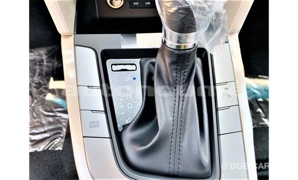 Buy Import Hyundai Elantra White Car in Import - Dubai in Iles Buy Import Hyundai Elantra White Car in Import - Dubai in Iles