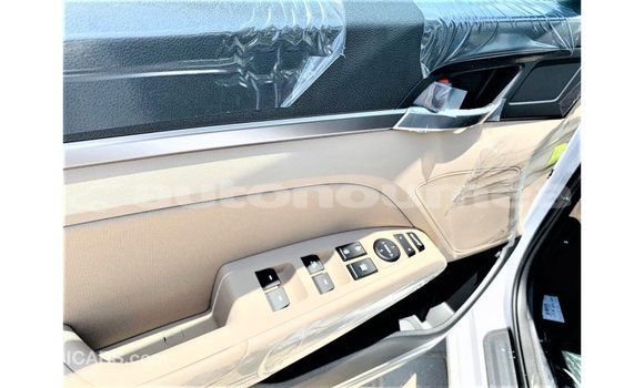 Buy Import Hyundai Elantra White Car in Import - Dubai in Iles Buy Import Hyundai Elantra White Car in Import - Dubai in Iles