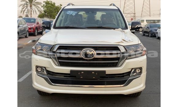 Buy Import Toyota DA White Truck in Import - Dubai in Iles Buy Import Toyota DA White Truck in Import - Dubai in Iles