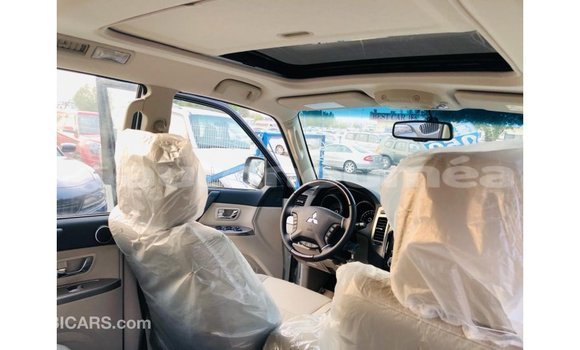 Buy Import Mitsubishi Pajero White Car in Import - Dubai in Iles Buy Import Mitsubishi Pajero White Car in Import - Dubai in Iles