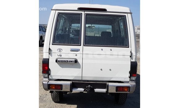 Acheter Import Voiture Toyota Land Cruiser Blanc à Import - Dubai, Iles Acheter Import Voiture Toyota Land Cruiser Blanc à Import - Dubai, Iles