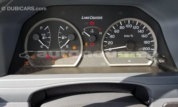 Acheter Import Voiture Toyota Land Cruiser Blanc à Import - Dubai, Iles Acheter Import Voiture Toyota Land Cruiser Blanc à Import - Dubai, Iles